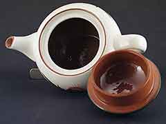 Product photo #100_8647 of SKU 21004008 (STANGL USA 1950s Thistle Teapot, plus Creamer & Coaster)